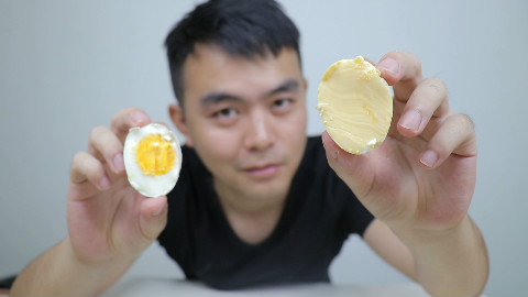 小伙尝试先把鸡蛋摇匀了再拿去煮,煮出来竟得到一颗黄金鸡蛋
